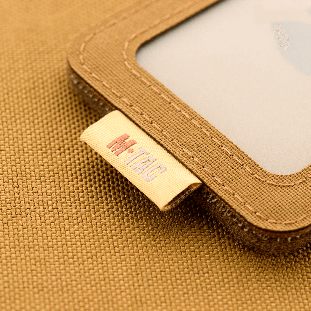 M-Tac Taktisk ID-kortholder med Snøre i holdbar Cordura, velegnet til militær og politi, med transparent vindue og velcrofæste.