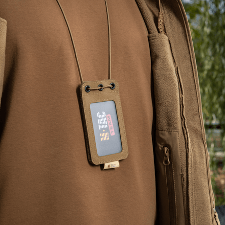 M-Tac Taktisk ID-kortholder med Snøre i Cordura-materiale og transparent panel, bæres om halsen på en person, velegnet til taktisk brug.