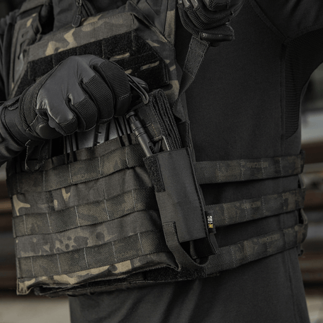M-Tac Tourniquet Pouch Elastisk VELCRO Gen.II på taktisk vest for hurtig adgang til C-A-T tourniquet i robust Cordura 500D materiale.