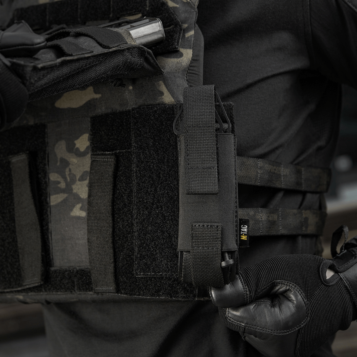 Tactisk M-Tac Tourniquet Pouch Elastisk VELCRO Gen.II monteret på en tactical vest for hurtig adgang til C-A-T tourniquet.