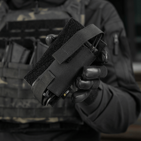 M-Tac Tourniquet Pouch Elastisk VELCRO Gen.II i sort design, fastgjort på taktisk vest. Cordura 500D konstruktion for holdbarhed.