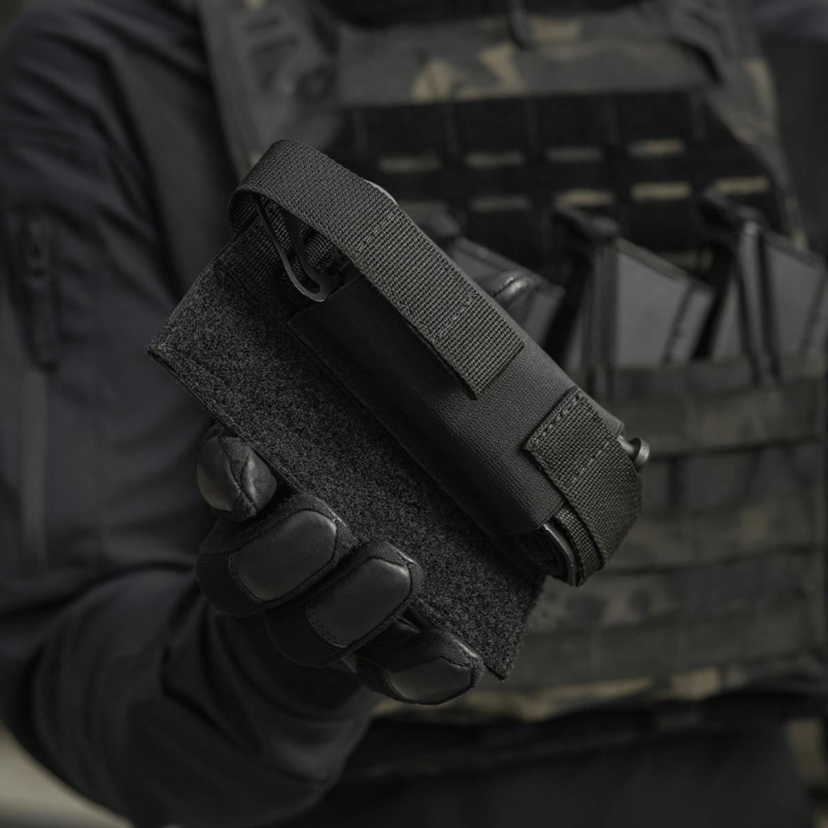 M-Tac Tourniquet Pouch Elastisk VELCRO Gen.II i brug på taktisk vest med Cordura 500D materiale og Texcel-seler.