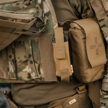 M-Tac Tourniquet Pouch Elastisk VELCRO Gen.II i brug på en taktisk vest med hurtig adgang til C-A-T tourniquet, lavet af Cordura 500D.