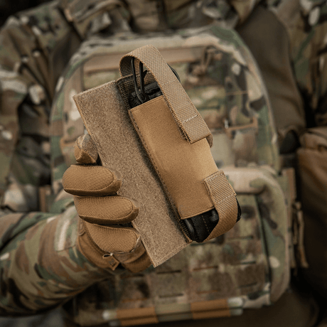 M-Tac Tourniquet Pouch Elastisk VELCRO Gen.II fastgjort på taktisk vest med hurtig adgang til tourniquet.