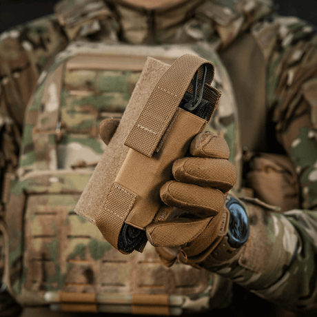 M-Tac Tourniquet Pouch Elastisk VELCRO Gen.II monteret på en taktisk vest med velcro-fæste, nem adgang til C-A-T tourniquet.