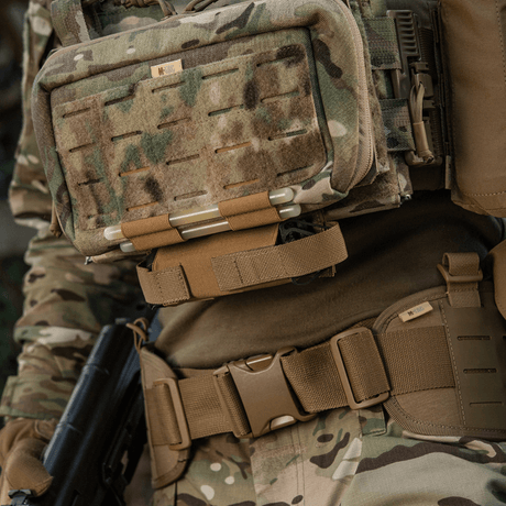 M-Tac Tourniquet Pouch Elastisk VELCRO Gen.II monteret på taktisk udstyr i camouflage, hurtig adgang til tourniquet.