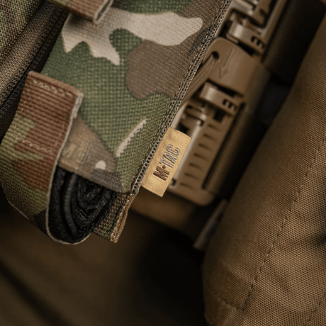 Nærbillede af M-Tac Tourniquet Pouch Elastisk VELCRO Gen.II i camo mønster, lavet af Cordura 500D, fastgjort med Texcel-seler.