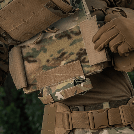 M-Tac Tourniquet Pouch Elastisk VELCRO Gen.II monteret på taktisk udstyr for hurtig adgang til C-A-T tourniquet i kampmiljøer.