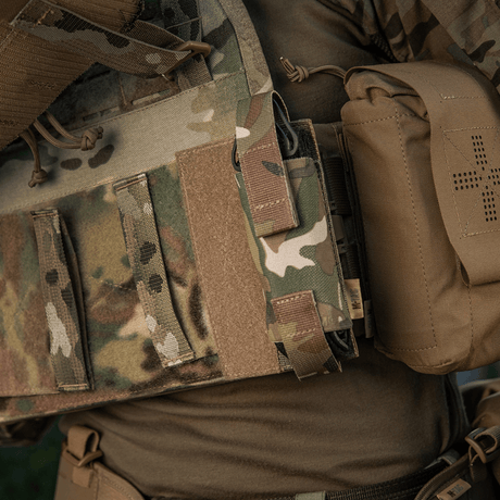 M-Tac Tourniquet Pouch Elastisk VELCRO Gen.II monteret på taktisk vest med camo mønster