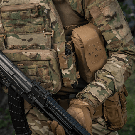 M-Tac Tourniquet Pouch Elastisk VELCRO Gen.II på en taktisk vest i camouflage i brug