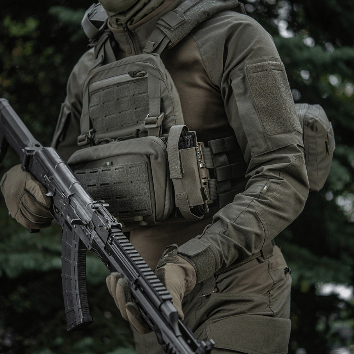 M-Tac Tourniquet Pouch Elastisk VELCRO Gen.II monteret på taktisk vest til hurtig adgang til C-A-T tourniquet.