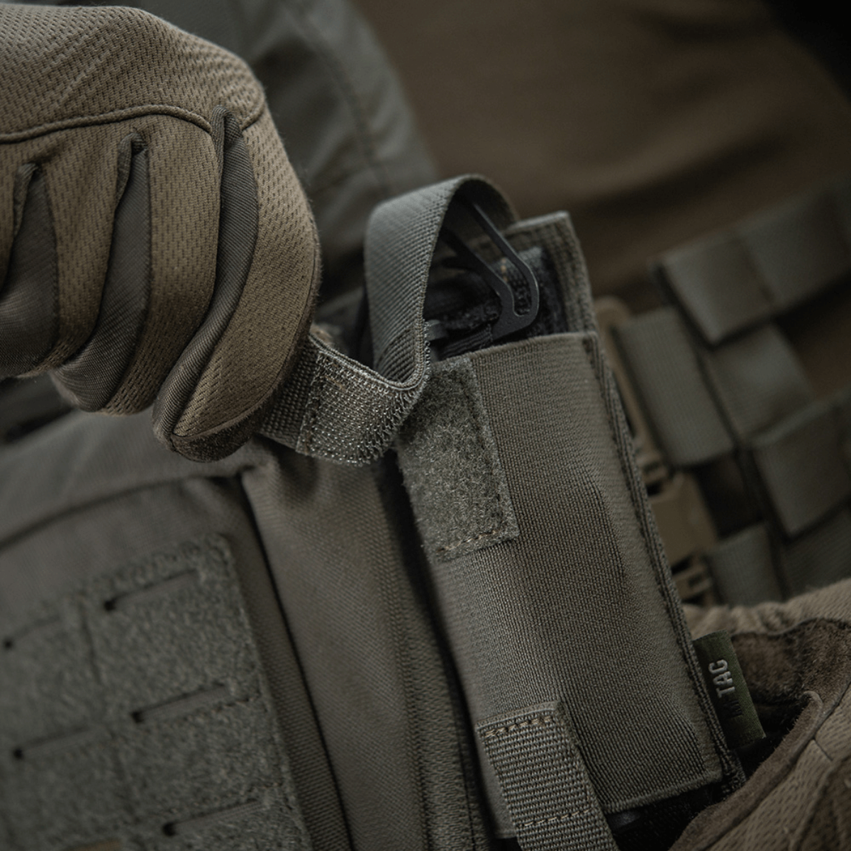M-Tac Tourniquet Pouch Elastisk VELCRO Gen.II påmonteret på taktisk vest med hurtigt adgang til tourniquet. Robust Cordura 500D materiale.
