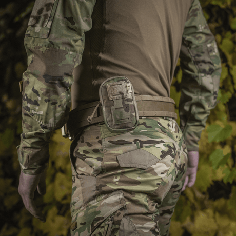 M-Tac PC Utility Pouch Elite monteret på bælte, MOLLE-system, camouflagebaggrund, fremstillet af slidstærk 500D Cordura. Perfekt til taktisk brug.