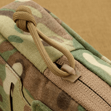 M-Tac PC Utility Pouch Elite med MOLLE-interface i 500D Cordura, detalje af lynlås og dræn. Perfekt til opbevaring af småting. Mål: 13 x 6 x 3 cm.