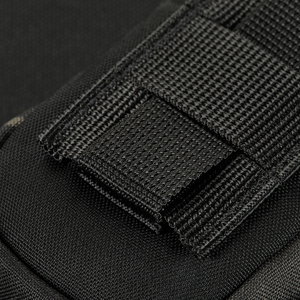 Close-up af M-Tac Utility Shoulder Pouch Elite Gen.II i Cordura 500D Multicam Black med MOLLE-system og velcro-panel.