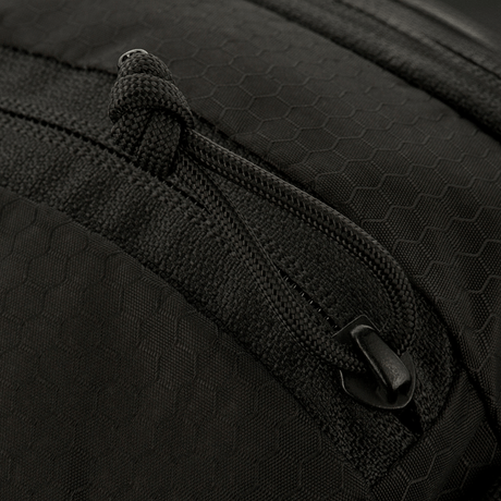 Nærbillede af lynlåskompartments på M-Tac Sphaera Hex Hardsling Bag med hexagonalt mønster i sort Cordura/Hex polyester materiale.