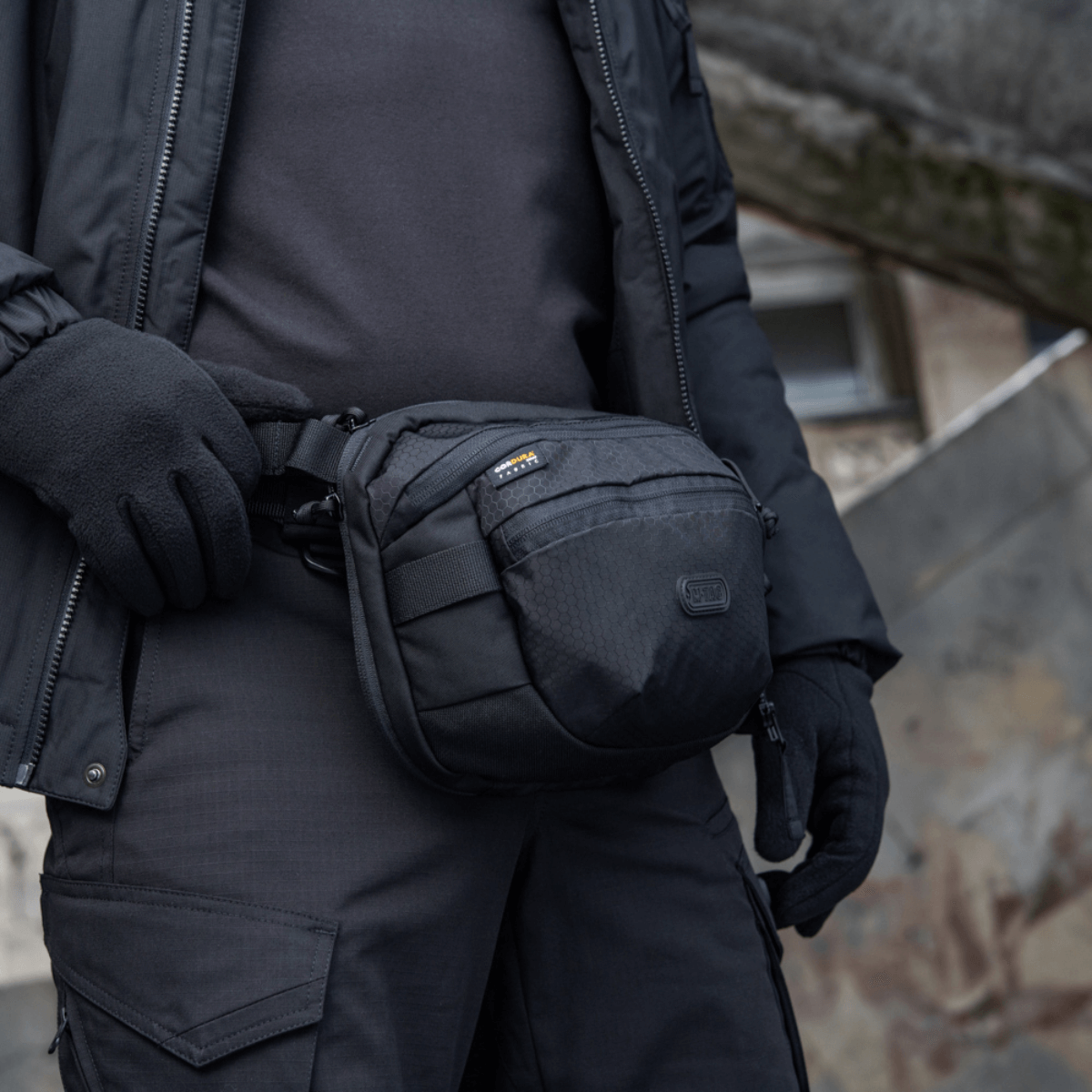 M-Tac Sphaera Hex Hardsling Bag i brug som skulder- eller bæltetaske, kompakt design, skjult våbenrum, lavet af Cordura/Hex polyester.