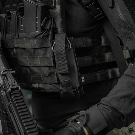 M-Tac Tourniquet Pouch Elastisk med MOLLE Gen.II fastgjort til taktisk udstyr, lavet af holdbar Cordura Squadron materiale.