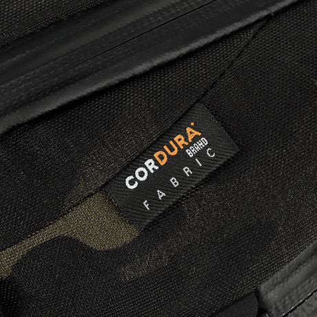 Etiketten på en M-Tac Sphaera Hex Hardsling Taske Gen.II Elite lavet af Cordura stof.