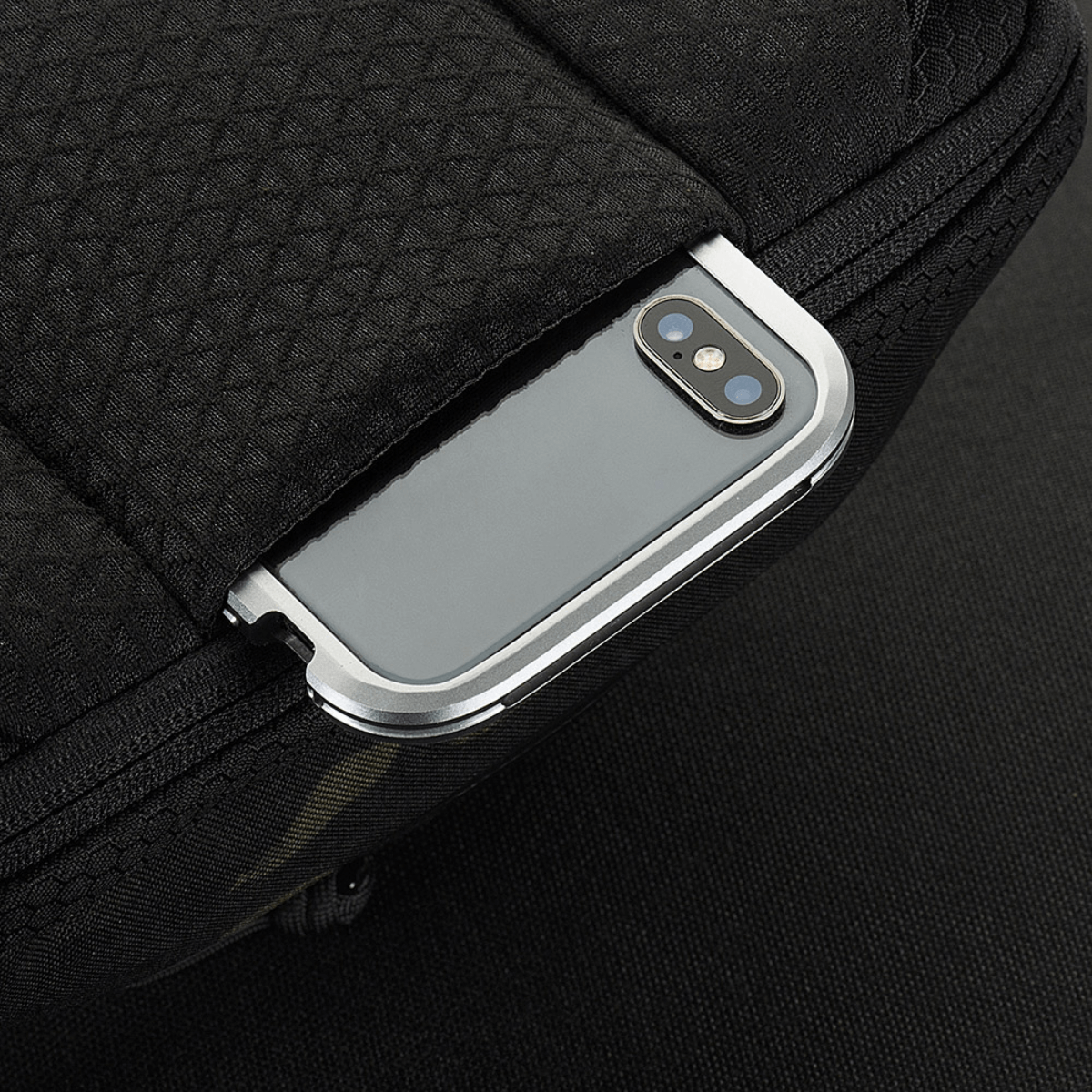 M-Tac Sphaera Hex Hardsling Taske Gen.II Elite med lomme til smartphone, sort Cordura og Hex-polyester materiale.