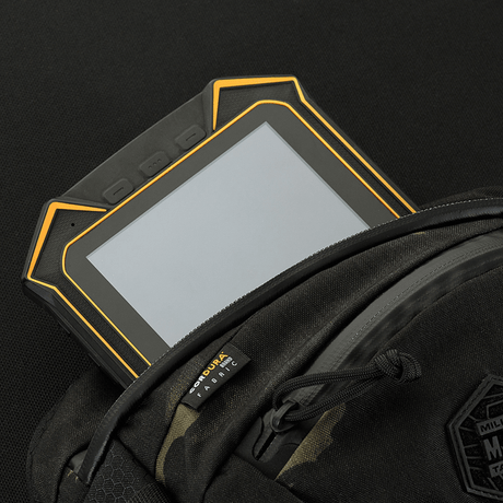 M-Tac Sphaera Hex Hardsling Taske Gen.II Elite med tablet i baglomme, lavet af Cordura stof, funktionelt design til hverdag og sikkerhed.