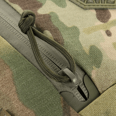 Nærbillede af M-Tac Sphaera Hex Hardsling Taske Gen.II Elite med camo-design og lynlåslukning.