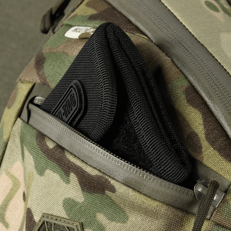 M-Tac Sphaera Hex Hardsling Taske Gen.II Elite med camouflage-design og lynlåslomme, ideel til skjult bæring af våben og hverdagsting.