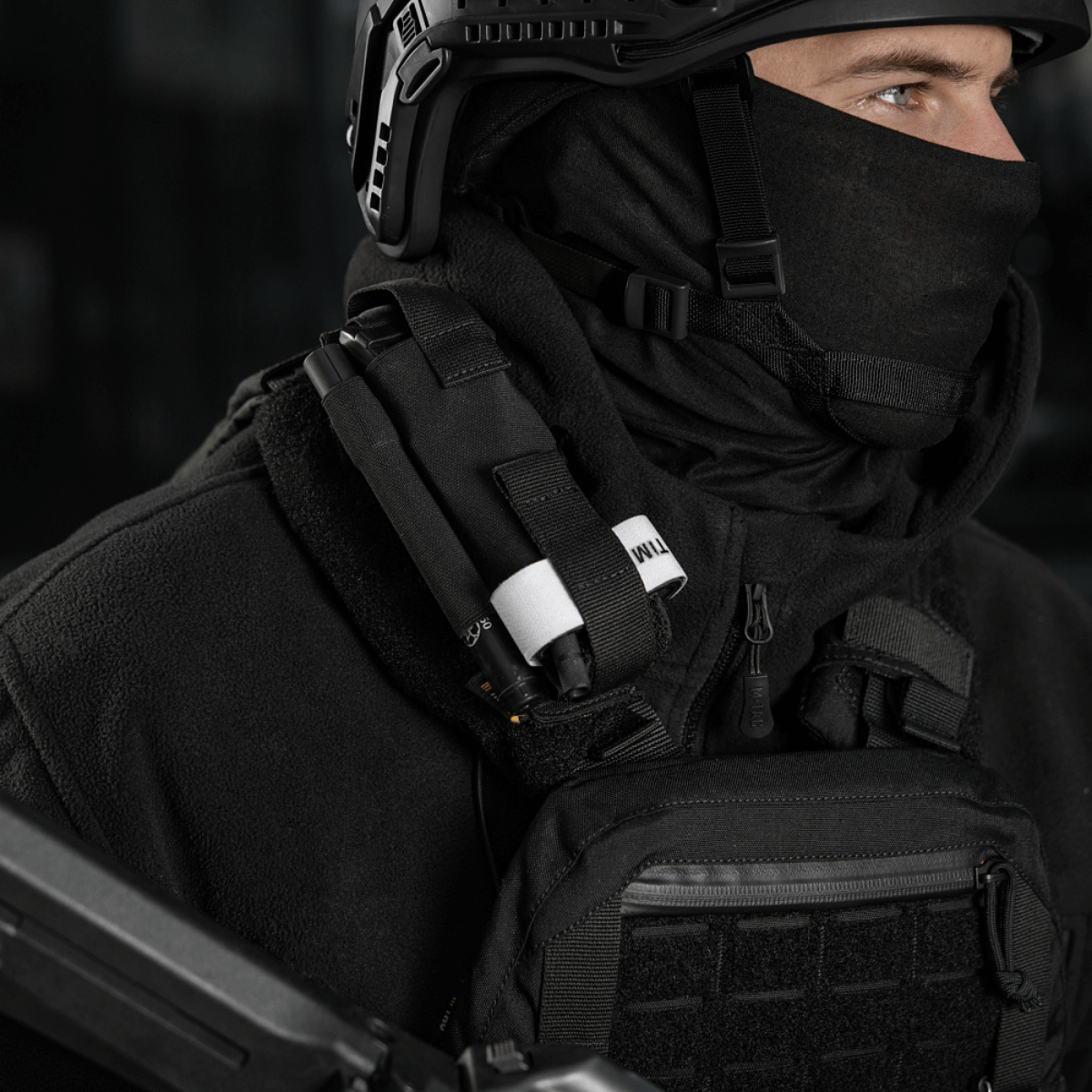 Soldat med M-Tac Elastisk Tourniquet Pouch Molle Gen.III monteret på gear.