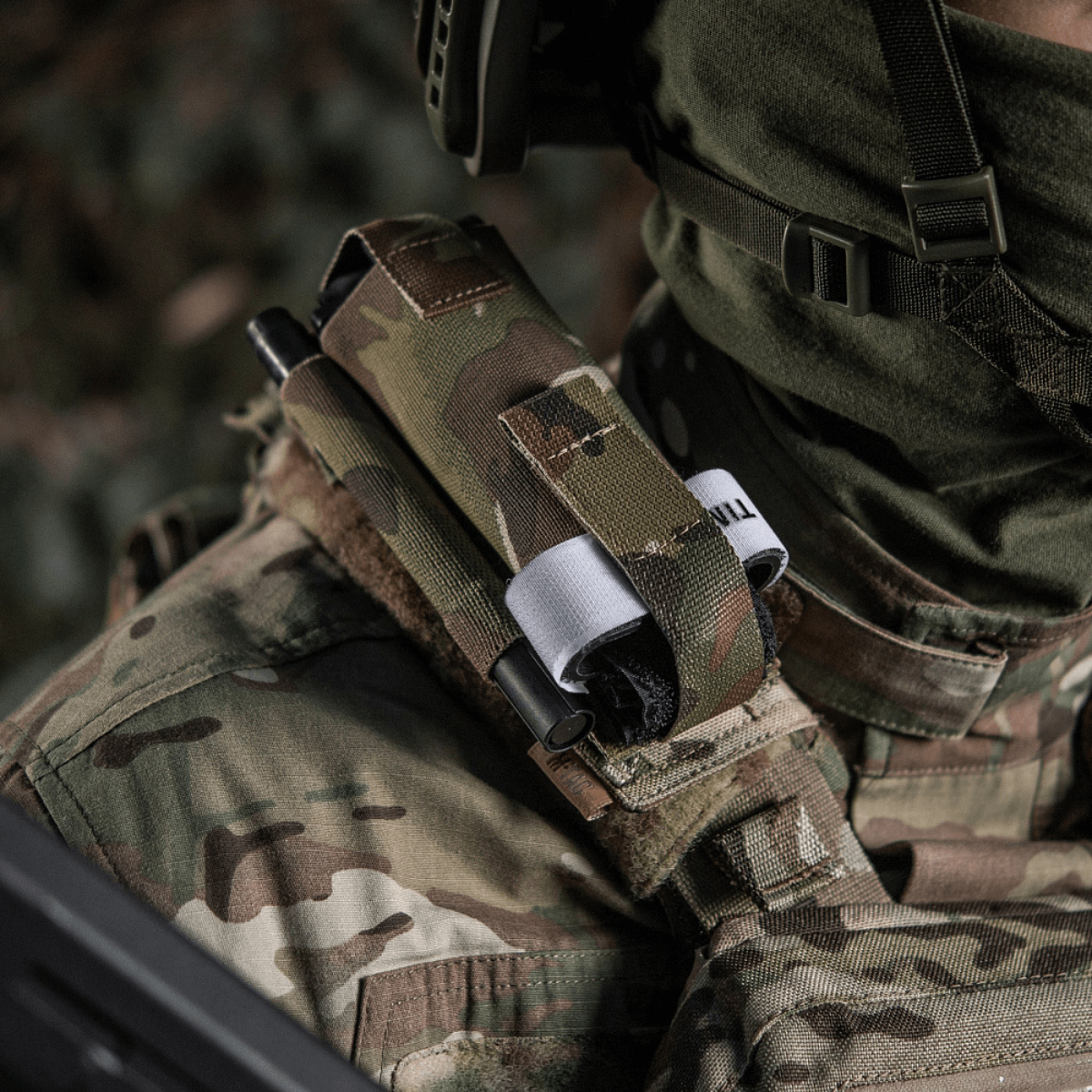 M-Tac Elastisk Tourniquet Pouch Molle Gen.III monteret på camouflageuniform