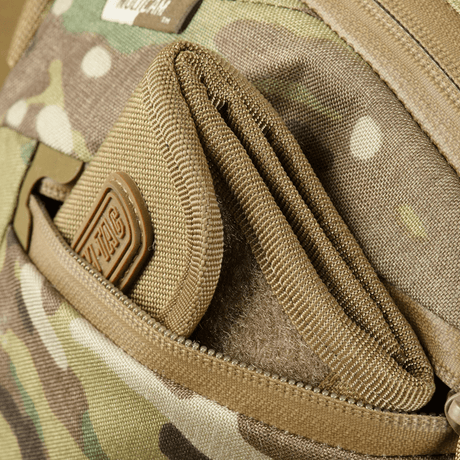 M-Tac Sphaera Hex Hardsling Taske Gen.II Elite i Cordura-materiale med skjult rum til våben. Fokuser på militær stil og funktionalitet.