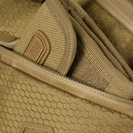 M-Tac Sphaera Hex Hardsling Taske Gen.II Elite med lynlåslukninger og hexagon tekstur, fokuseret på robust funktionalitet.