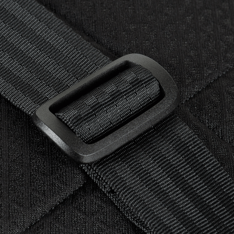 Nærbillede af justerbar strop på M-Tac Satellite Magnet Taske Elite Hex i sort Cordura materiale.