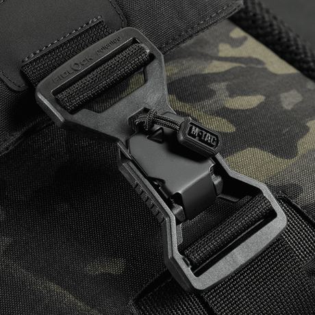 Magnetisk Fidlock-lukning på M-Tac Satellite Magnet Taske Elite Hex til hurtig adgang og funktionalitet.