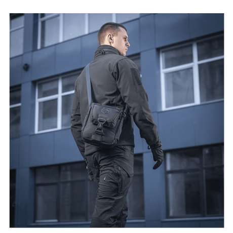 M-Tac Satellite Magnettaske Gen. II Elite Hex i sort Cordura Hex og Cordura 10 med NIJ-certificering, gallery position 1 i brugssituation.