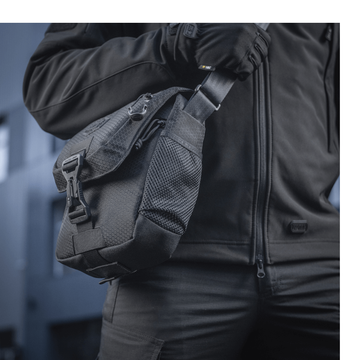 M-Tac Satellite Magnettaske Gen. II Elite Hex bæres af person iført sort tøj, holdbar til daglig brug