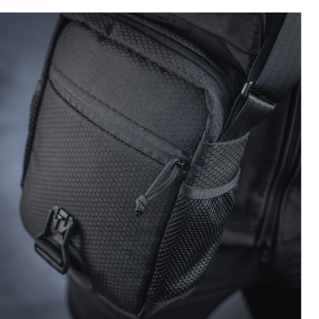 M-Tac Satellite Magnettaske Gen. II Elite Hex i sort med Cordura Hex materiale og NIJ-certificering, visning af lomme og justerbar rem, galleri position 1.