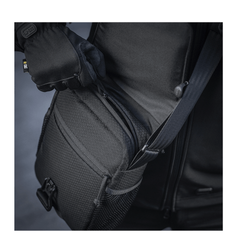 M-Tac Satellite Magnettaske Gen. II Elite Hex i sort med Cordura Hex materiale, NIJ-certificering og fokus på lynlåsdetaljer, galleri position 1.