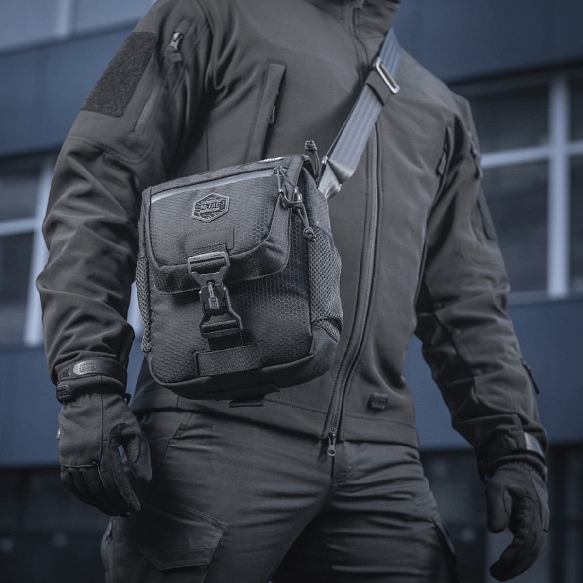 Person med M-Tac Satellite Magnettaske Gen. II Elite Hex, en robust organizer-taske i Cordura for daglig brug og skjult opbevaring.