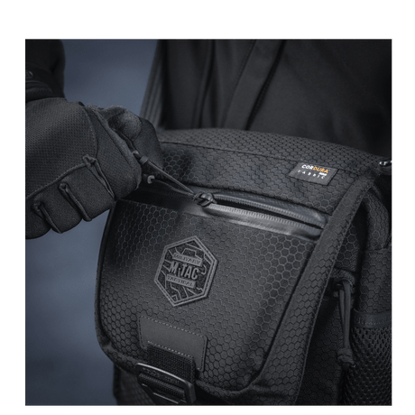 M-Tac Satellite Magnettaske Gen. II Elite Hex i sort med Cordura Hex materiale og NIJ-certificering, vist i galleri position 1.