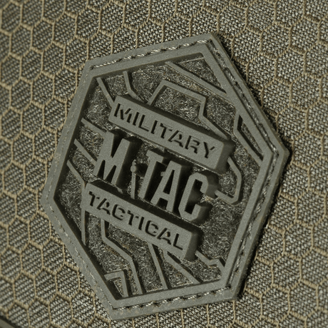 Nærbillede af M-Tac Satellite Magnettaske Gen. II Elite Hex med Cordura tekstur og M-Tac logo i fokus.