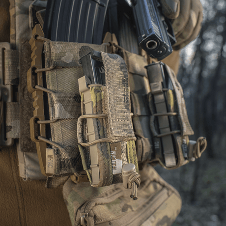 M-Tac Pistol Mag Pouch Gen.3 i Cordura 500D med MOLLE monteringssystem og elastik for justerbar fastgørelse af magasiner i skovmiljø.