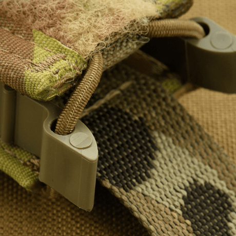 Nærbillede af M-Tac Pistol Mag Pouch Gen.3 lavet af Cordura 500D med MOLLE monteringssystem og plastik-sideskiver. Taktisk gear.