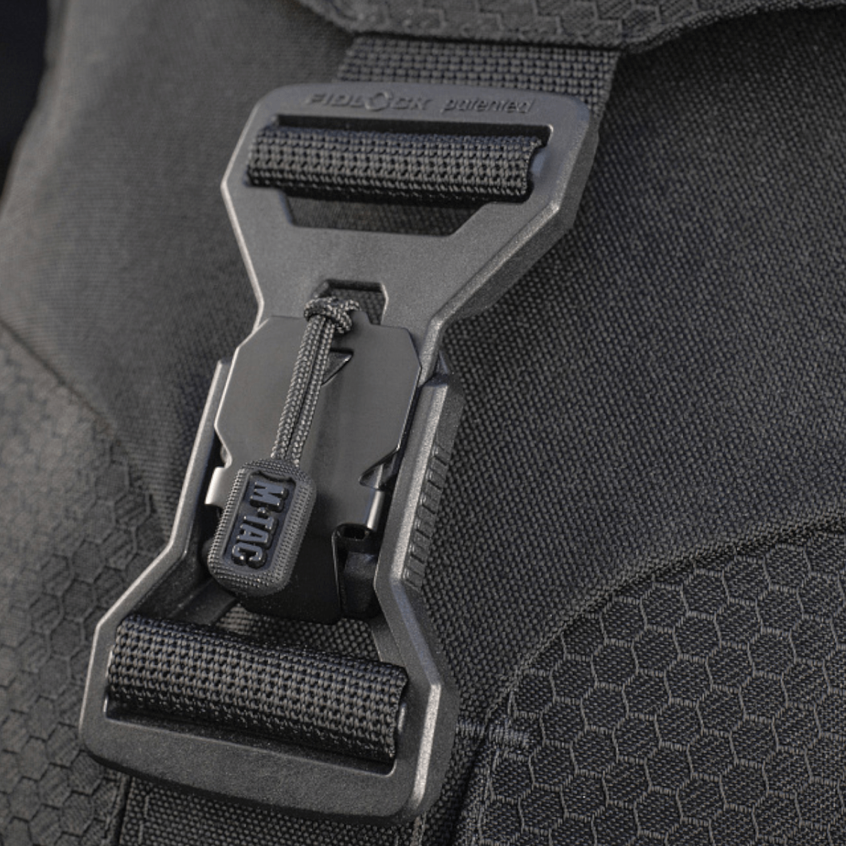 Nærbillede af M-Tac Magnet XL Taske Elite Hex med FidLock lukkesystem i sort hexagon mønster.