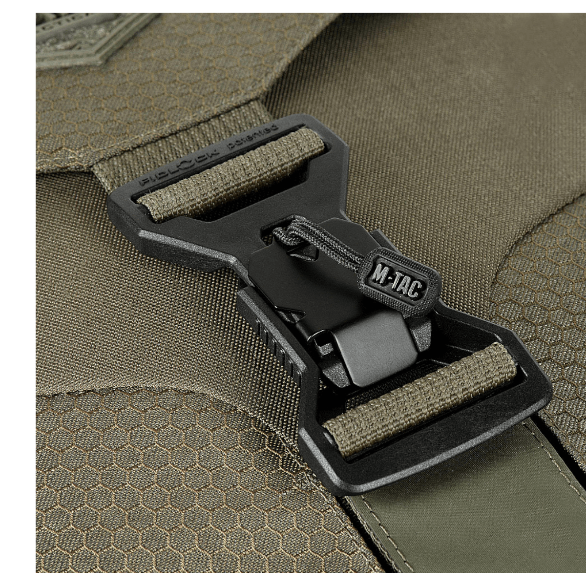 Detalje af M-Tac Magnet XL Taske Elite Hex med FidLock-låsesystem, der sikrer hurtig og sikker lukning af tasken.