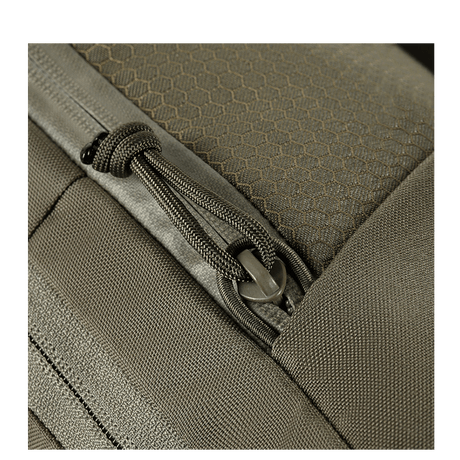 M-Tac Magnet XL Taske Elite Hex med FidLock låsesystem og Velcro-panel, nærbillede af lynlås design. Sikker og praktisk taskeløsning.
