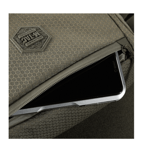 Detalje af M-Tac Magnet XL Taske Elite Hex med FidLock låsesystem og Velcro-panel, vist med opbevaring af smartphone.