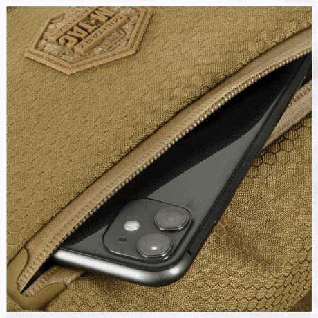 M-Tac Magnet XL Taske Elite Hex med telefon i lynlåslomme, viser rummelighed og funktion af FidLock systemet.