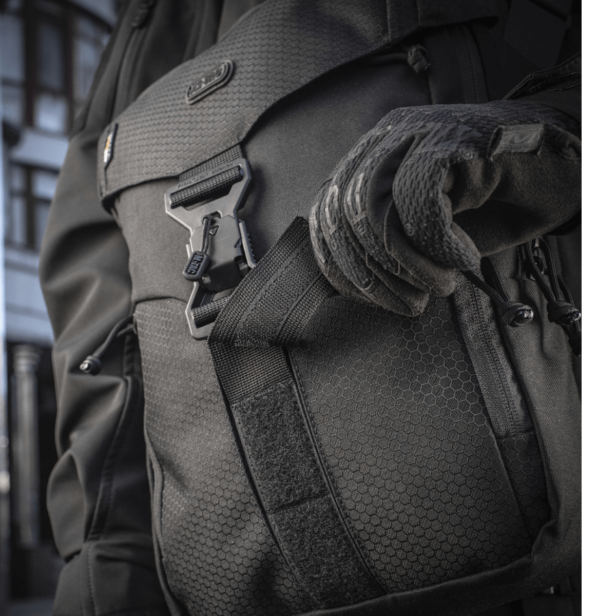 Nærbillede af M-Tac Magnet XL Taske Elite Hex med FidLock låsesystem og aftageligt Velcro-panel, en alsidig skuldertaske fra M-TAC.