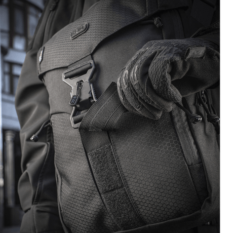Nærbillede af M-Tac Magnet XL Taske Elite Hex med FidLock låsesystem og aftageligt Velcro-panel, en alsidig skuldertaske fra M-TAC.