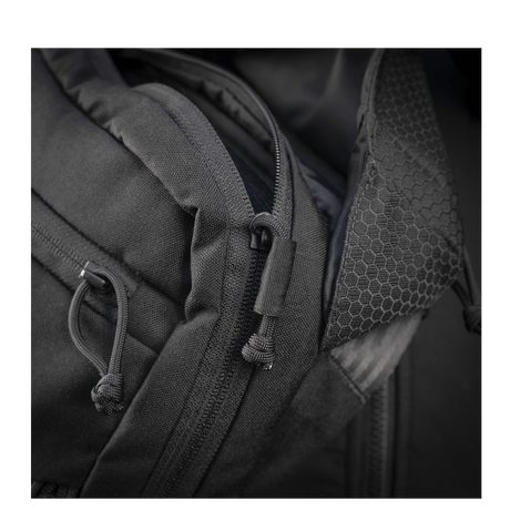Detalje af M-Tac Magnet XL Taske Elite Hex med FidLock-lukkesystem og skulderrem, viser kraftig stof og lynlåsdesign.